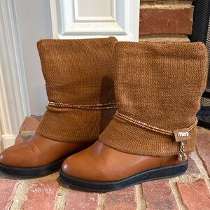 Women’s Brown Knit Fold-Over Boots Wedges Platform with Charm Size 8 or EUR 38